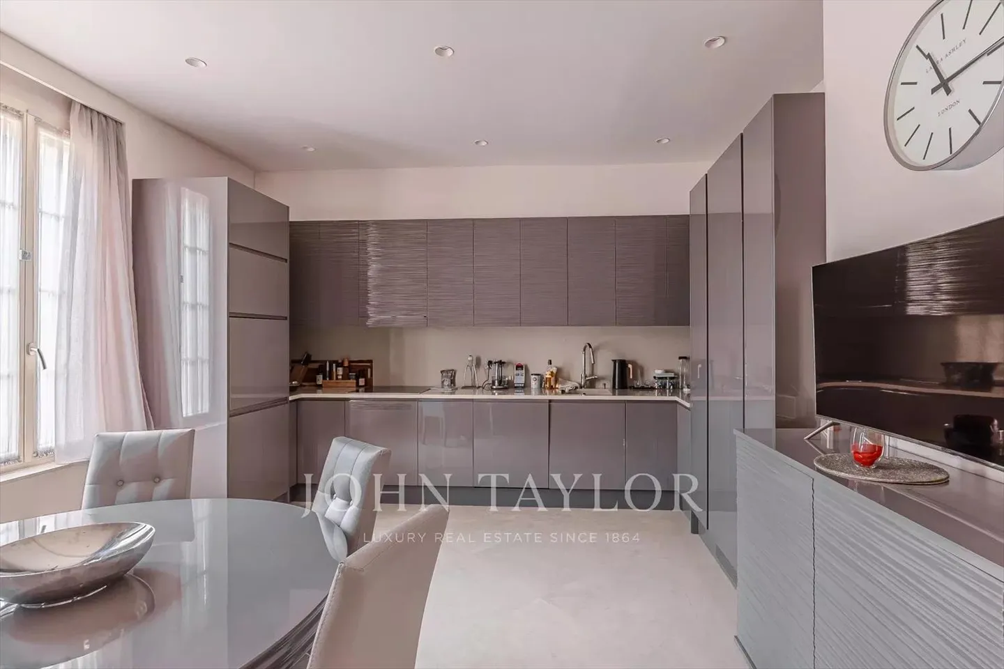 Magnificent apartment with spectacular views - Photo 7 of 13