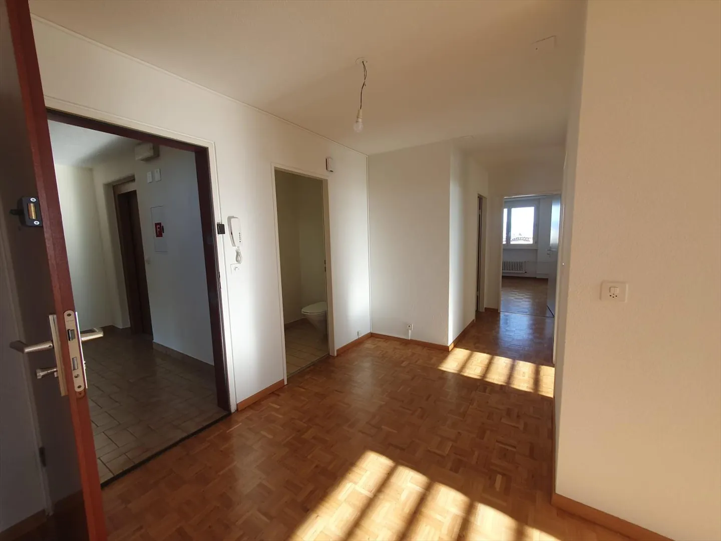 For rent spacious 4.5 rooms with lake view! - Photo 5 of 9