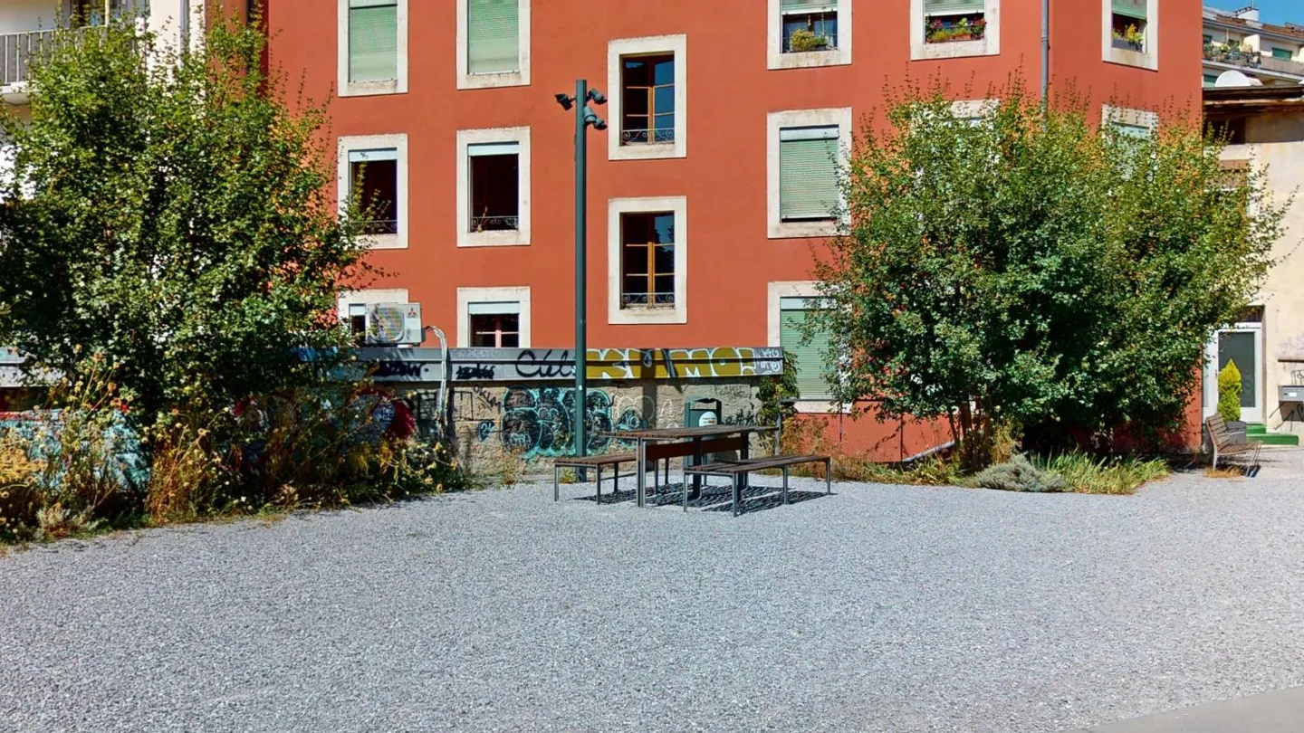 FURNISHED 3-ROOM APARTMENT - opposite the Eaux-Vives train station - Photo 16 of 17