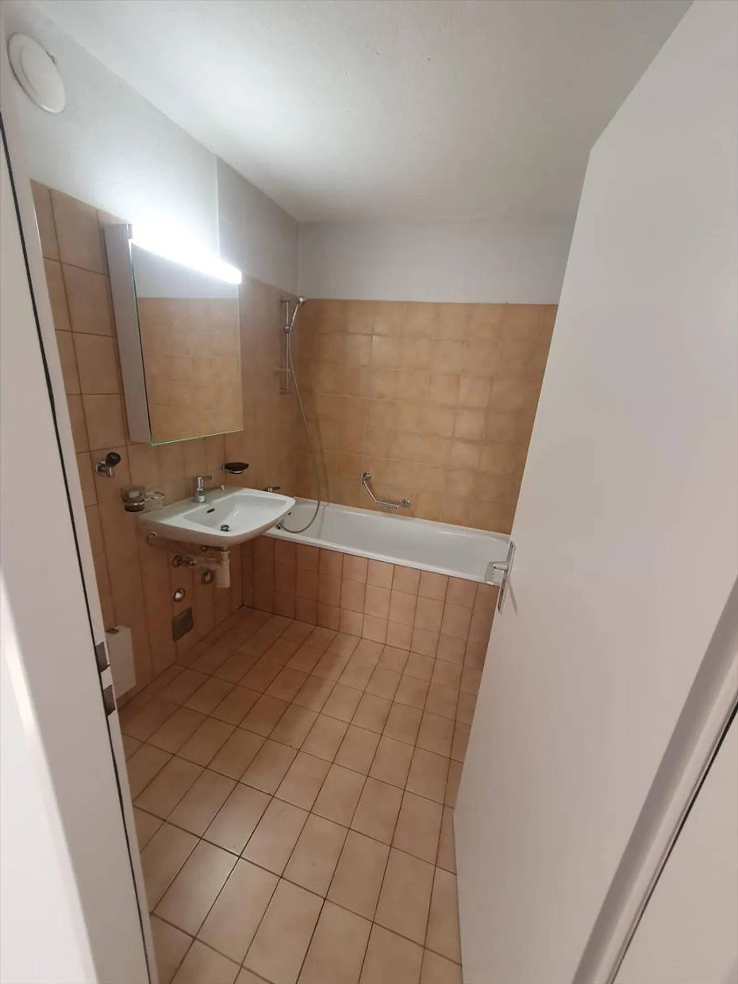 For rent spacious 4.5 rooms with lake view! - Photo 7 of 9