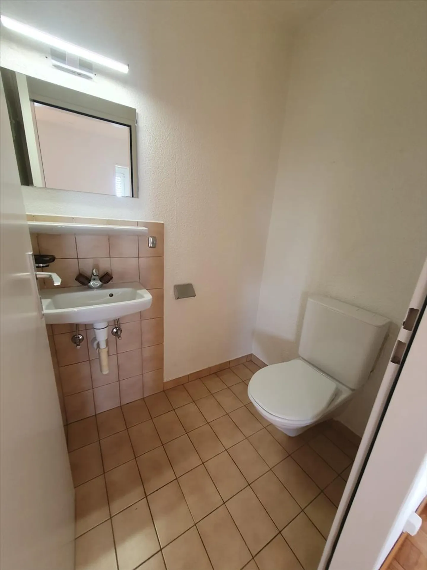 For rent spacious 4.5 rooms with lake view! - Photo 8 of 9