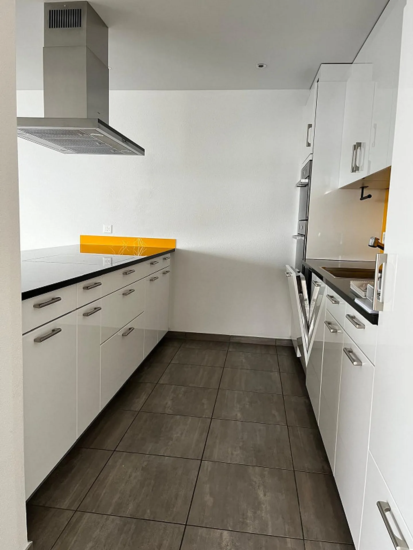 1 Month Free Living: Exclusive Apartment with a View - Photo 4 of 10