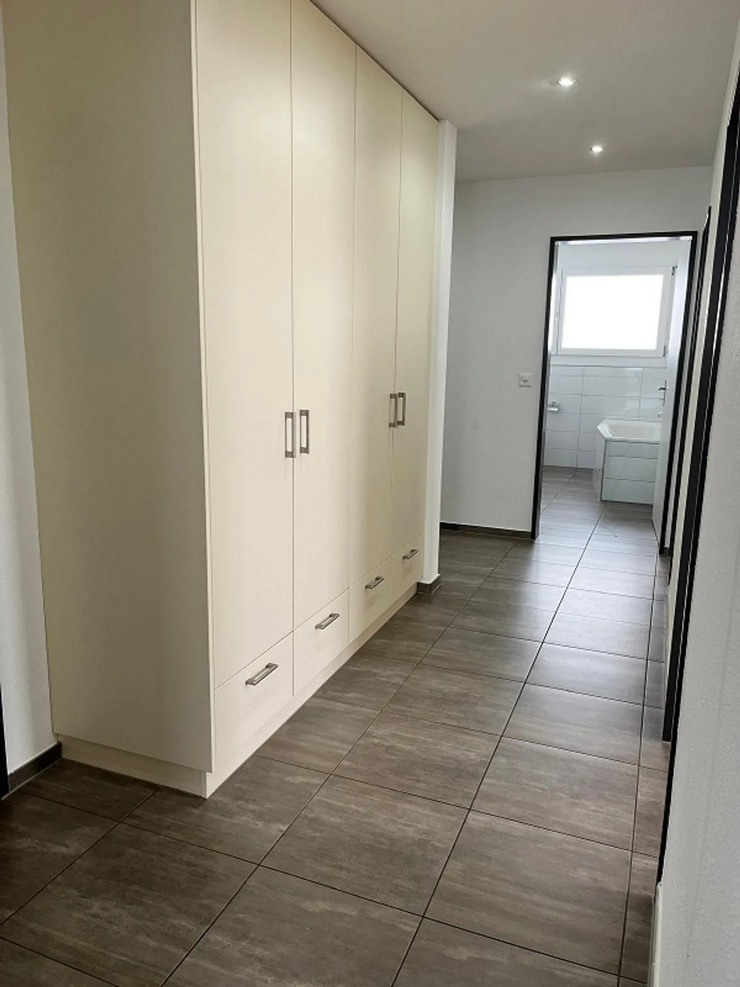 1 Month Free Living: Exclusive Apartment with a View - Photo 8 of 10