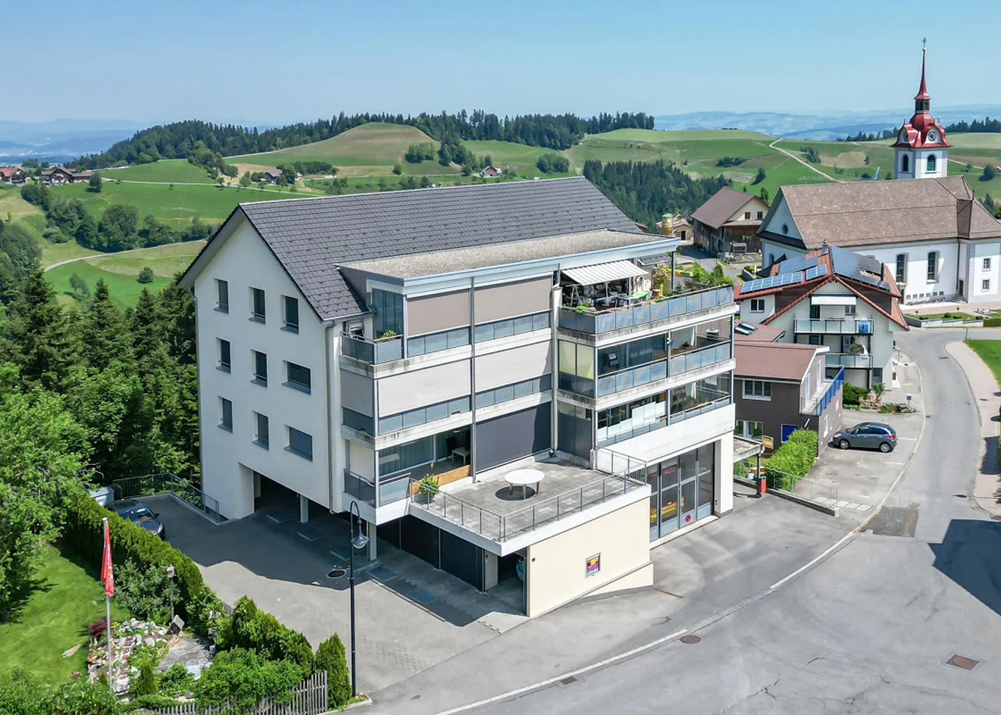 1 Month Free Living: Exclusive Apartment with a View - Photo 10 of 10