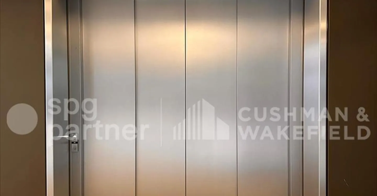 Mixed-use building for rent - Photo 6 of 11