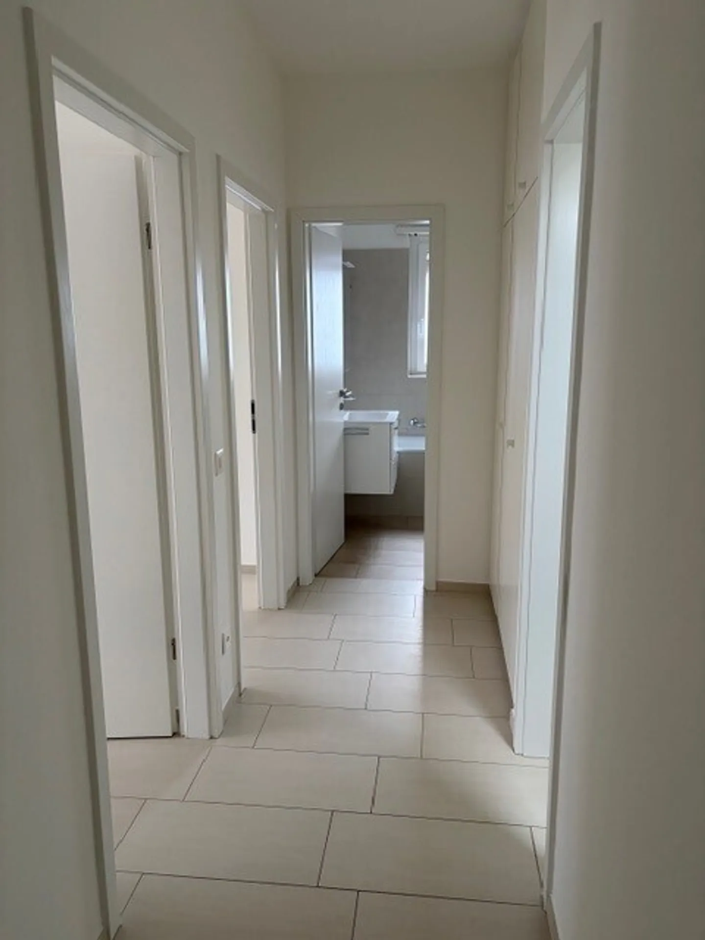 SOLEGGIATO 3.5 LOCALI IN STABILE CON PISCINA CONDOMINIALE - Photo 5 of 6