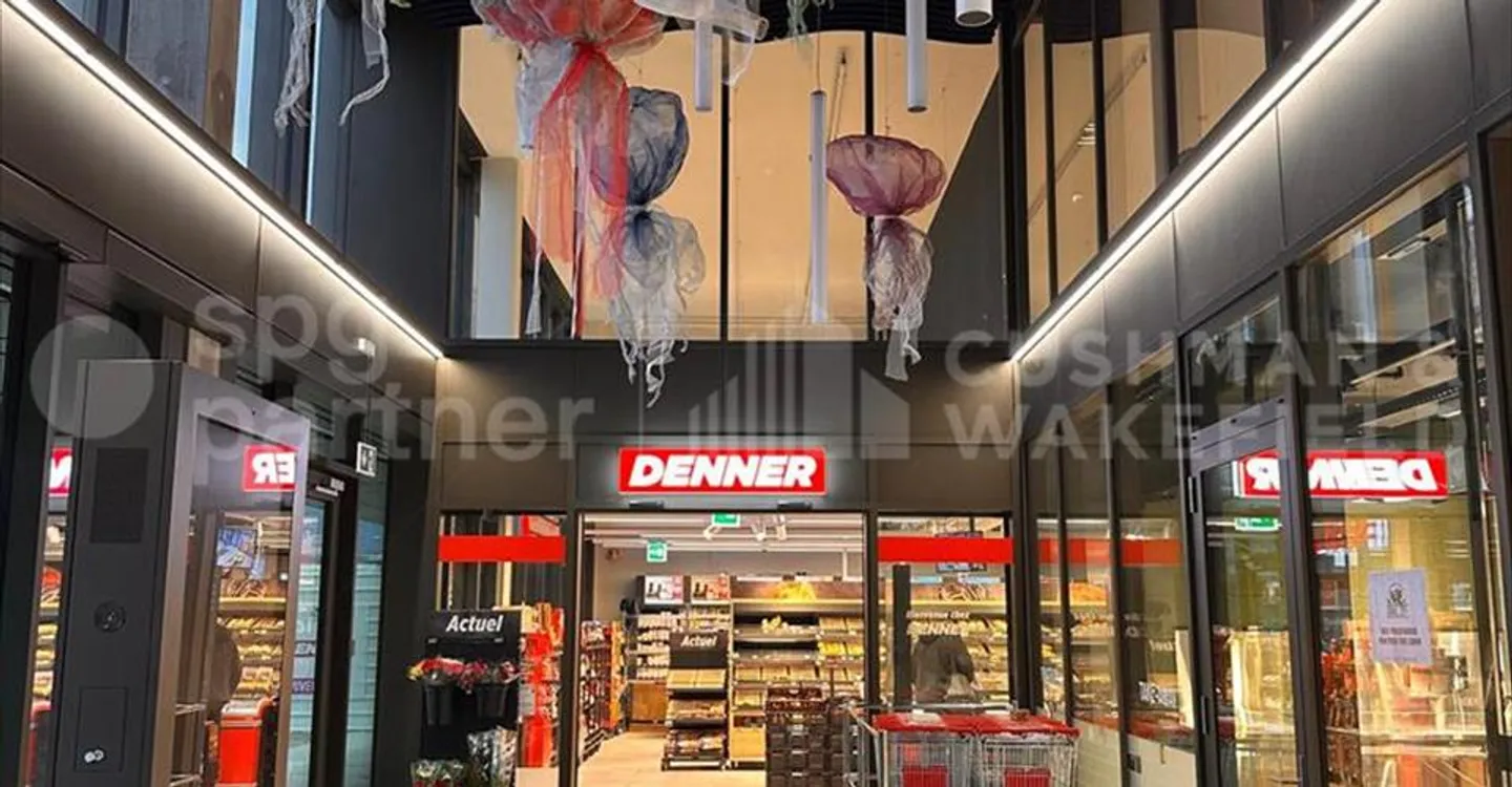 Mixed-use building for rent - Photo 3 of 11