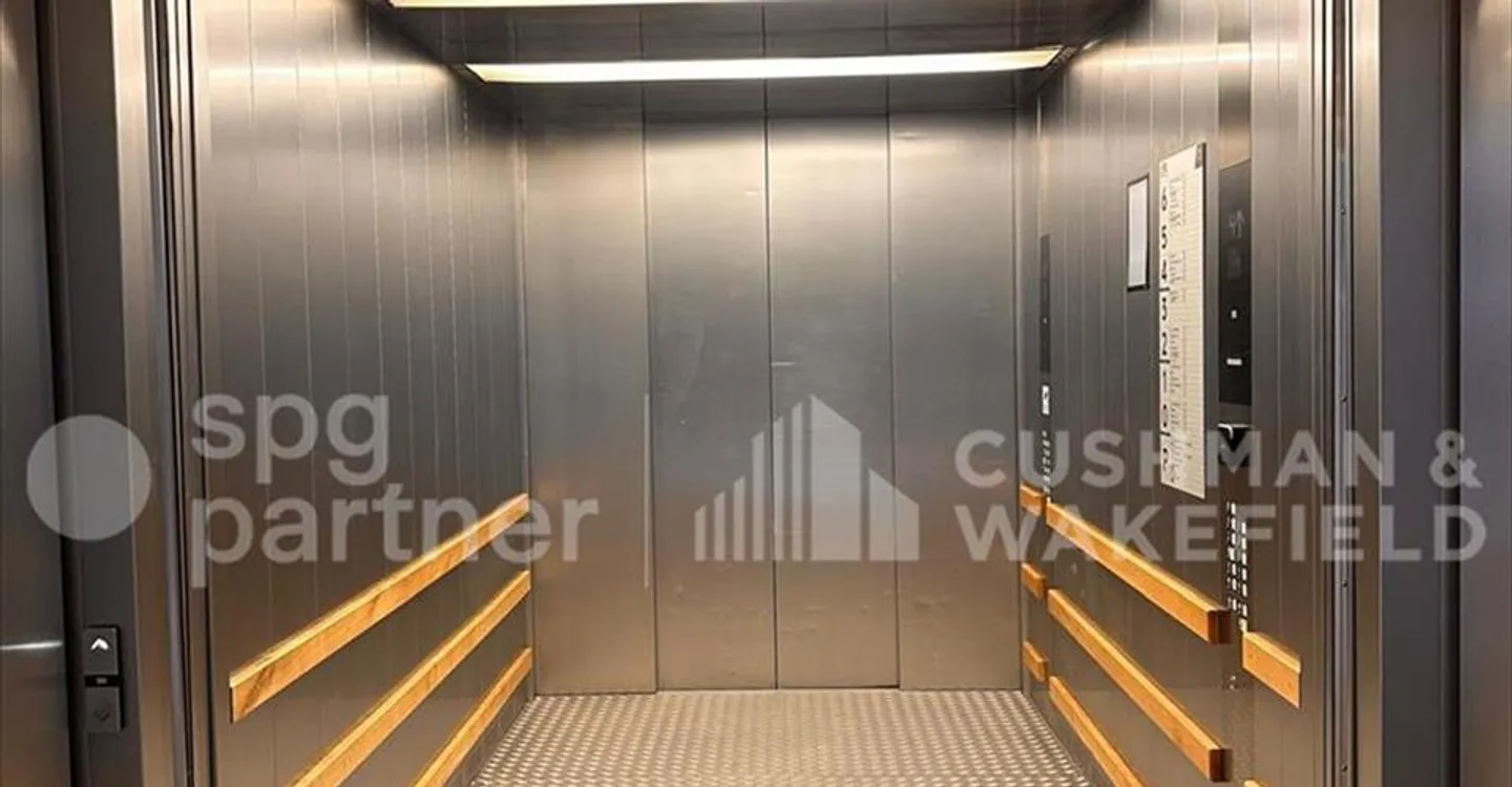 Mixed-use building for rent - Photo 7 of 11