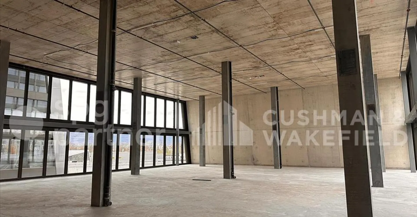 Mixed-use building for rent - Photo 9 of 11