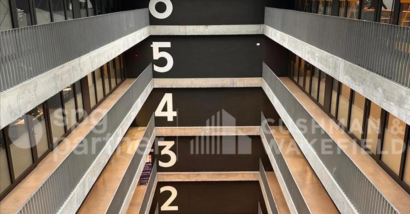 Mixed-use building for rent - Photo 10 of 11