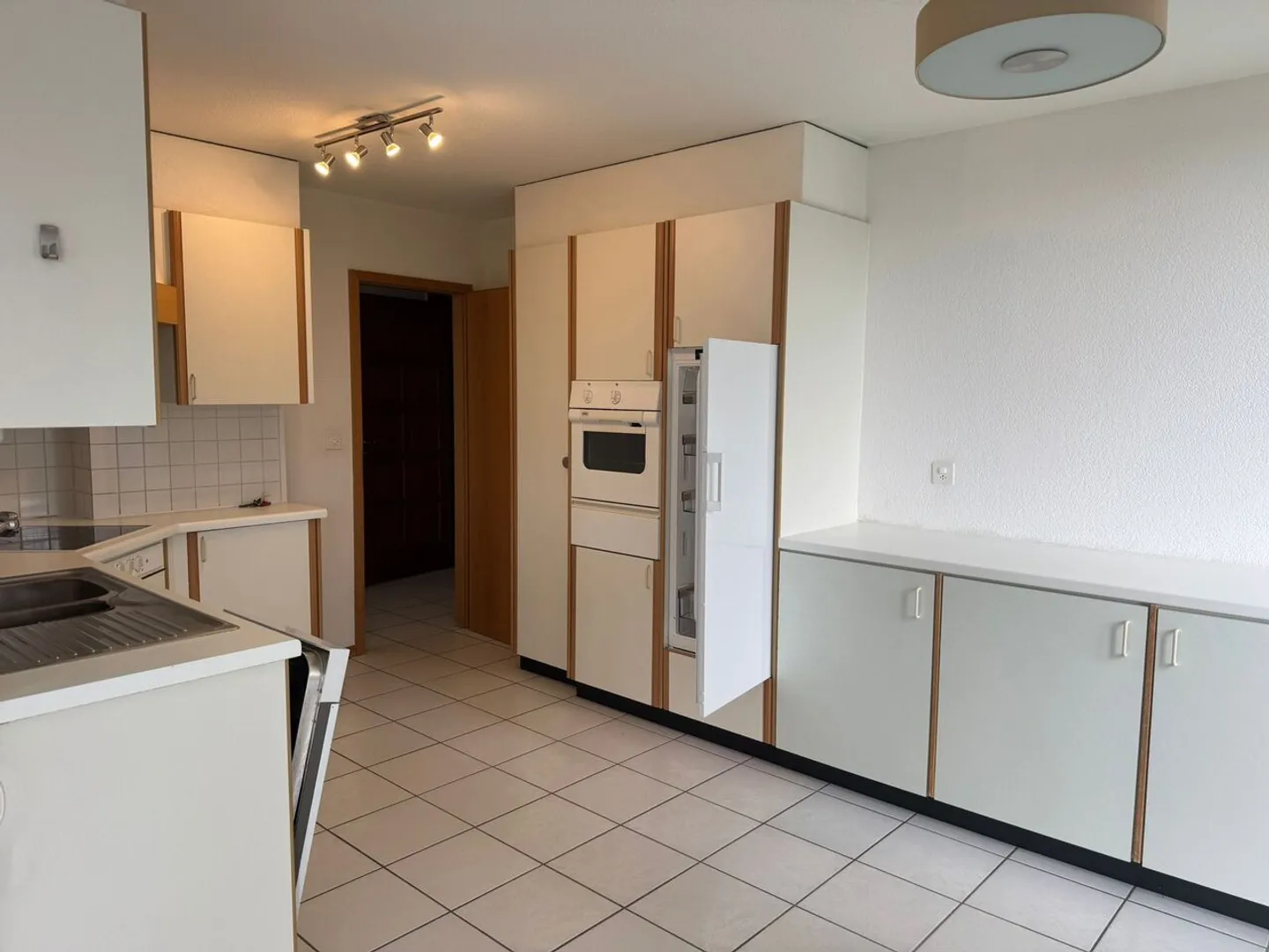 Spazioso appartamento 3.5p con balcone e camino in affitto a Crissier - Foto 3 di 8