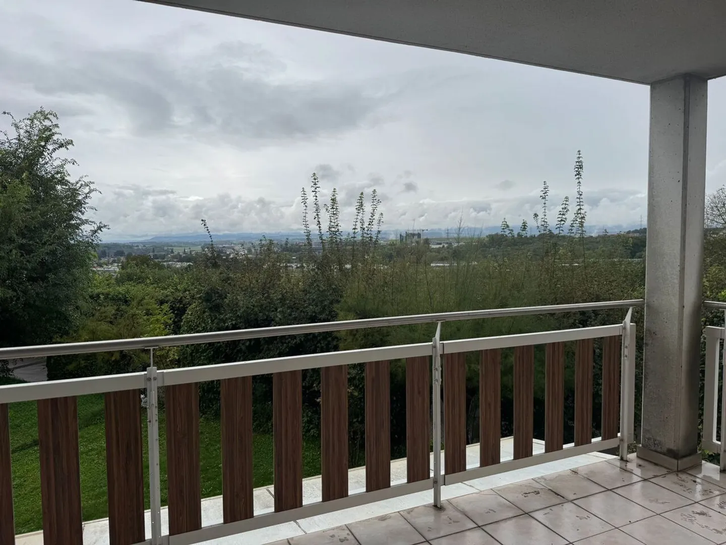 Spazioso appartamento 3.5p con balcone e camino in affitto a Crissier - Foto 4 di 8