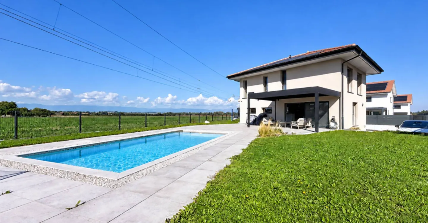 Contemporary villa with 5.5 rooms and swimming pool - Photo 1 of 11