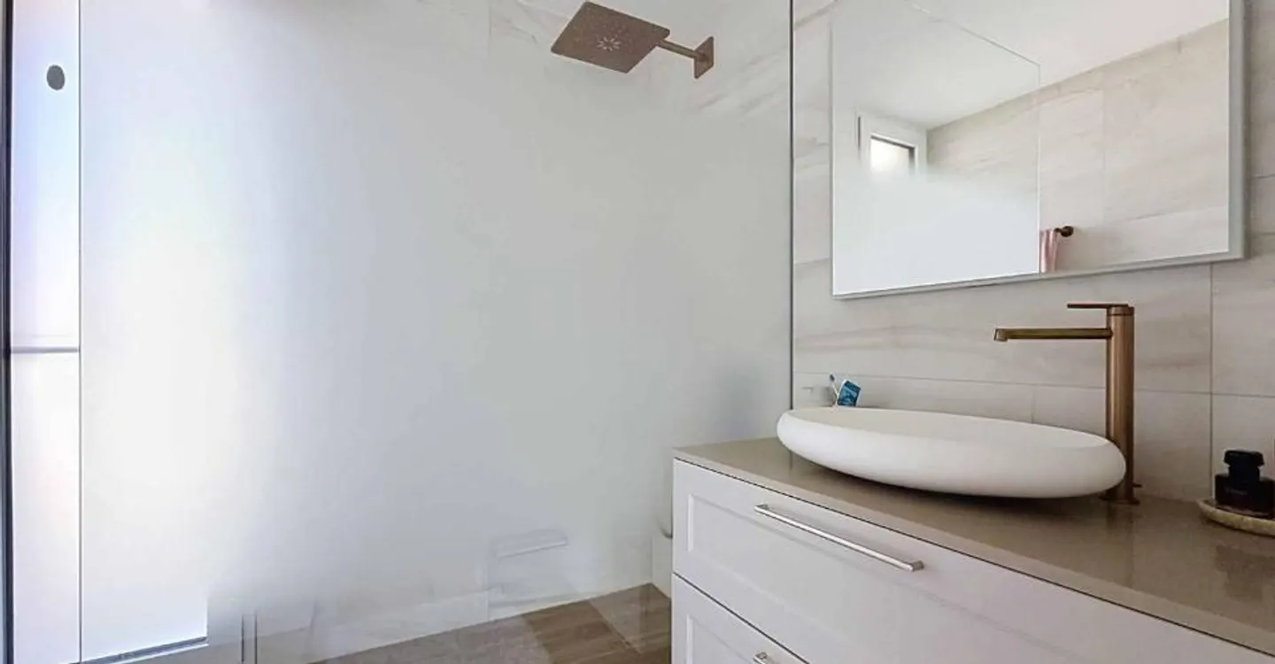 Contemporary villa with 5.5 rooms and swimming pool - Photo 11 of 11