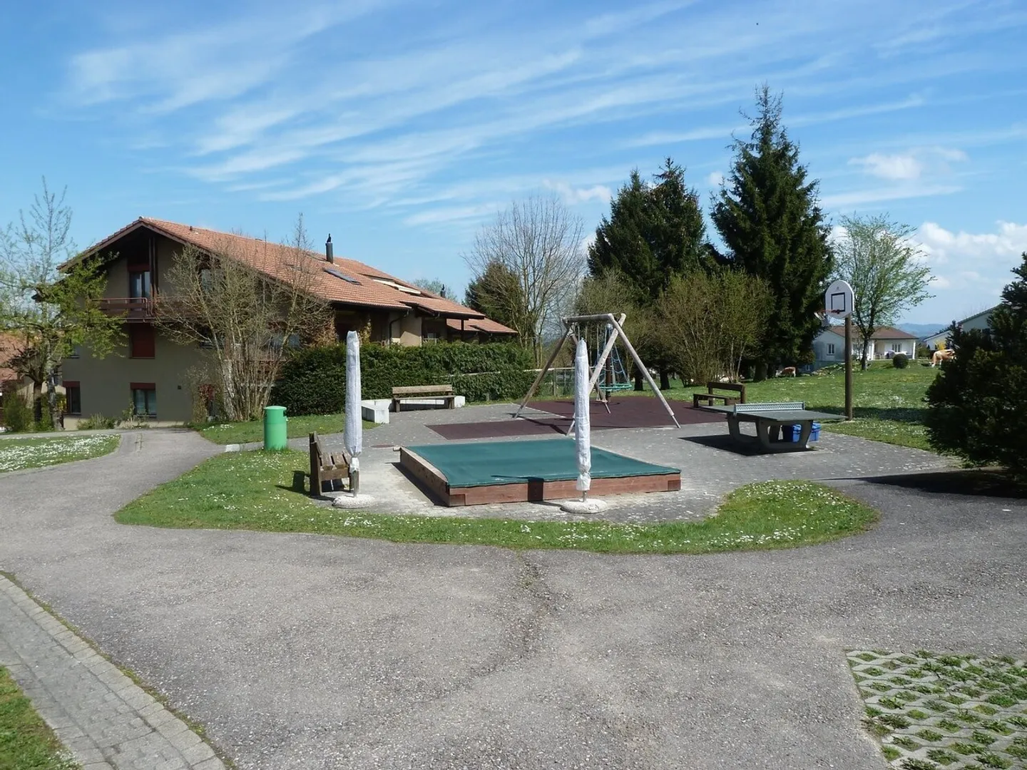 Bellissimo appartamento di 4½ stanze in una zona residenziale tranquilla e verde - Foto 2 di 2