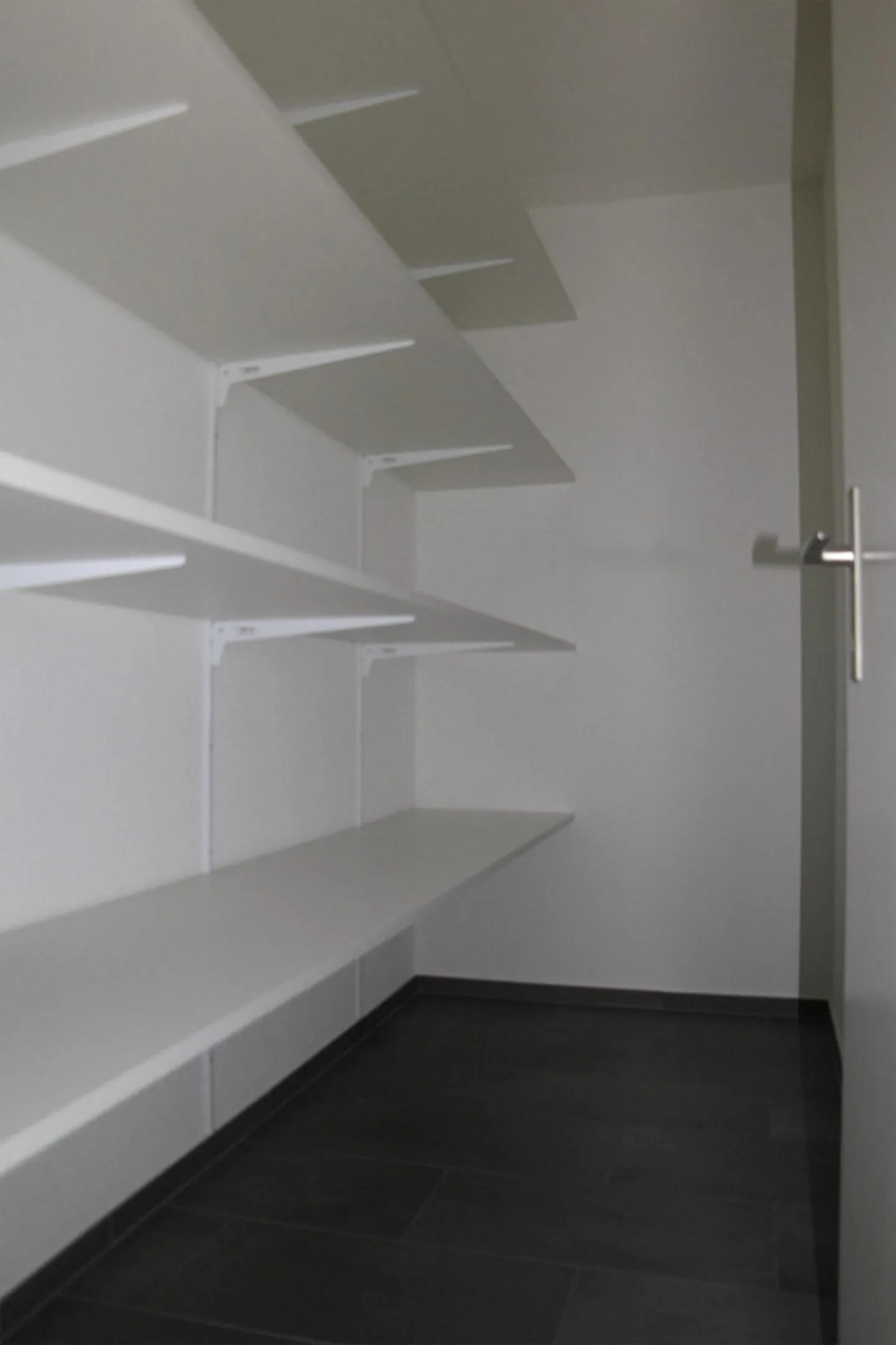 Charmant appartement de 2,5 pièces avec balcon dans un emplacement central à Kloten - Photo 5 sur 6