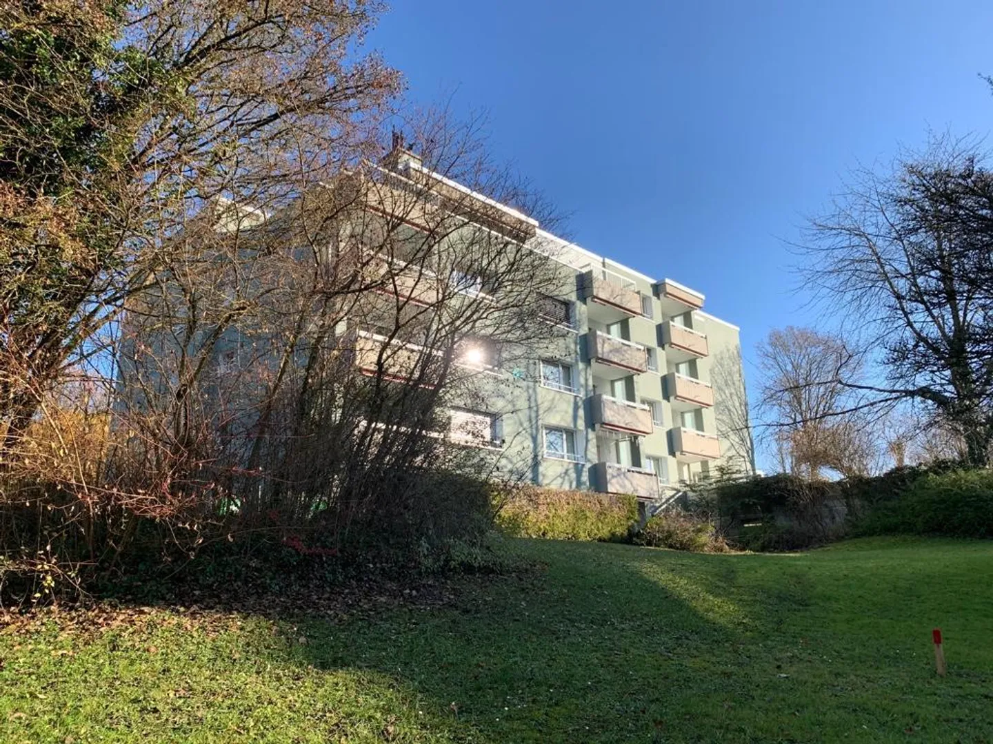 Charmant appartement de 2,5 pièces avec balcon dans un emplacement central à Kloten - Photo 1 sur 6