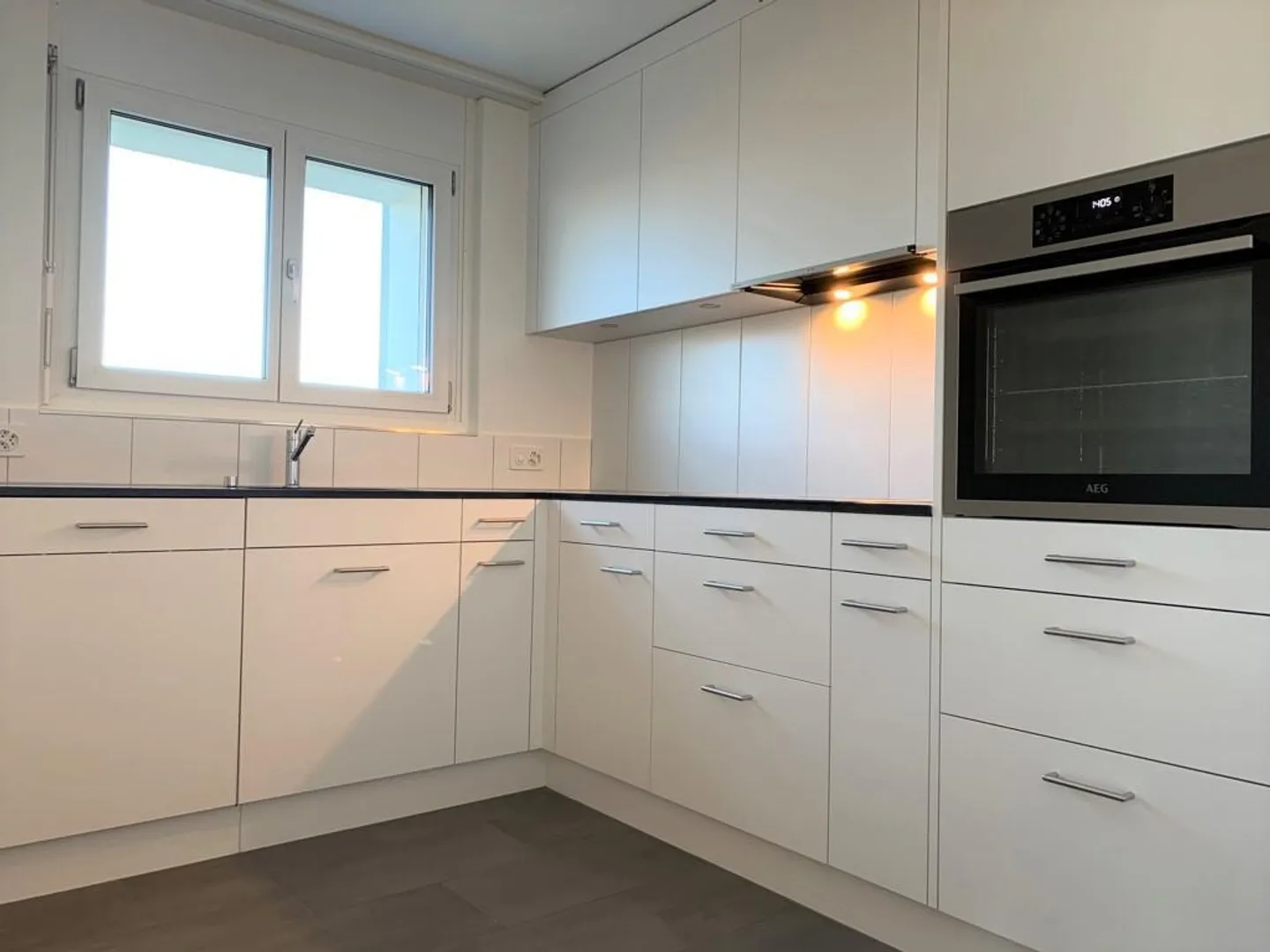 Charmant appartement de 2,5 pièces avec balcon dans un emplacement central à Kloten - Photo 2 sur 6