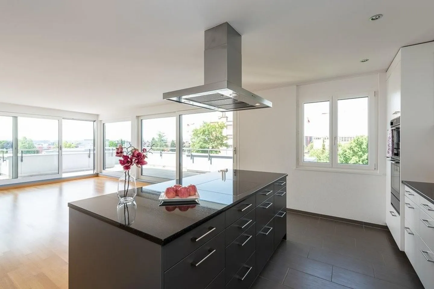 Magnifique appartement en attique de 3,5 pièces à Bülach - Photo 2 sur 10