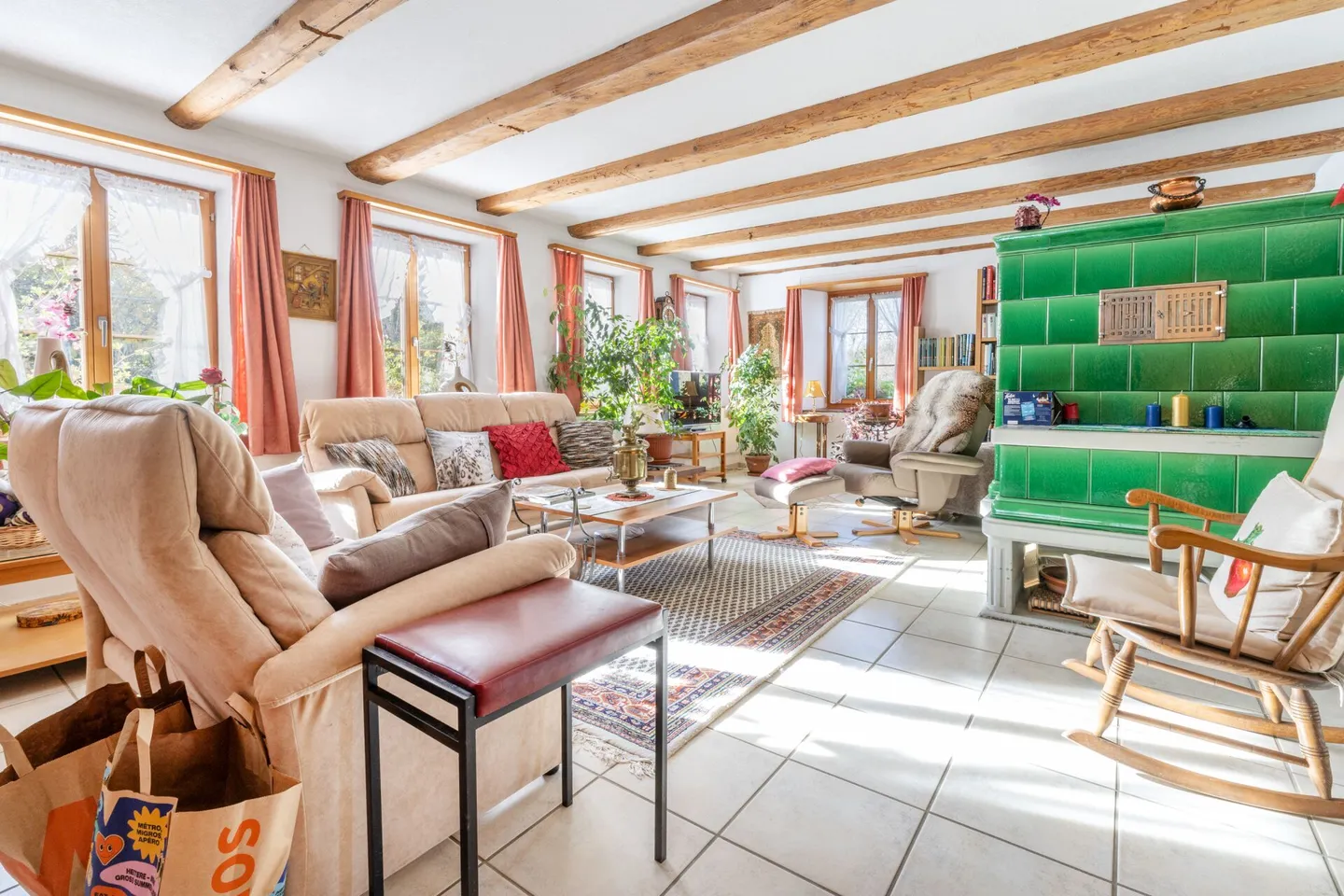 Freistehendes 7.5-Zimmer-Bauernhaus mit grosser Scheune, Garage und herrlichem Weitblick über die Felder - Foto 3 di 24