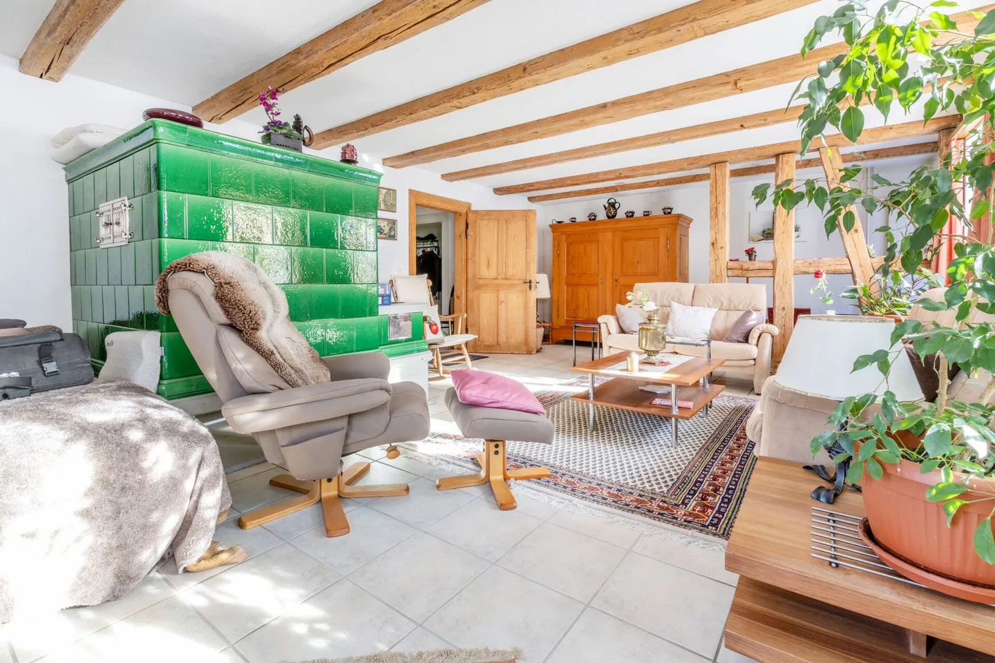 Freistehendes 7.5-Zimmer-Bauernhaus mit grosser Scheune, Garage und herrlichem Weitblick über die Felder - Foto 4 di 24