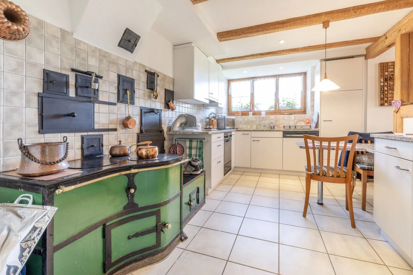 Freistehendes 7.5-Zimmer-Bauernhaus mit grosser Scheune, Garage und herrlichem Weitblick über die Felder - Foto 5 di 24