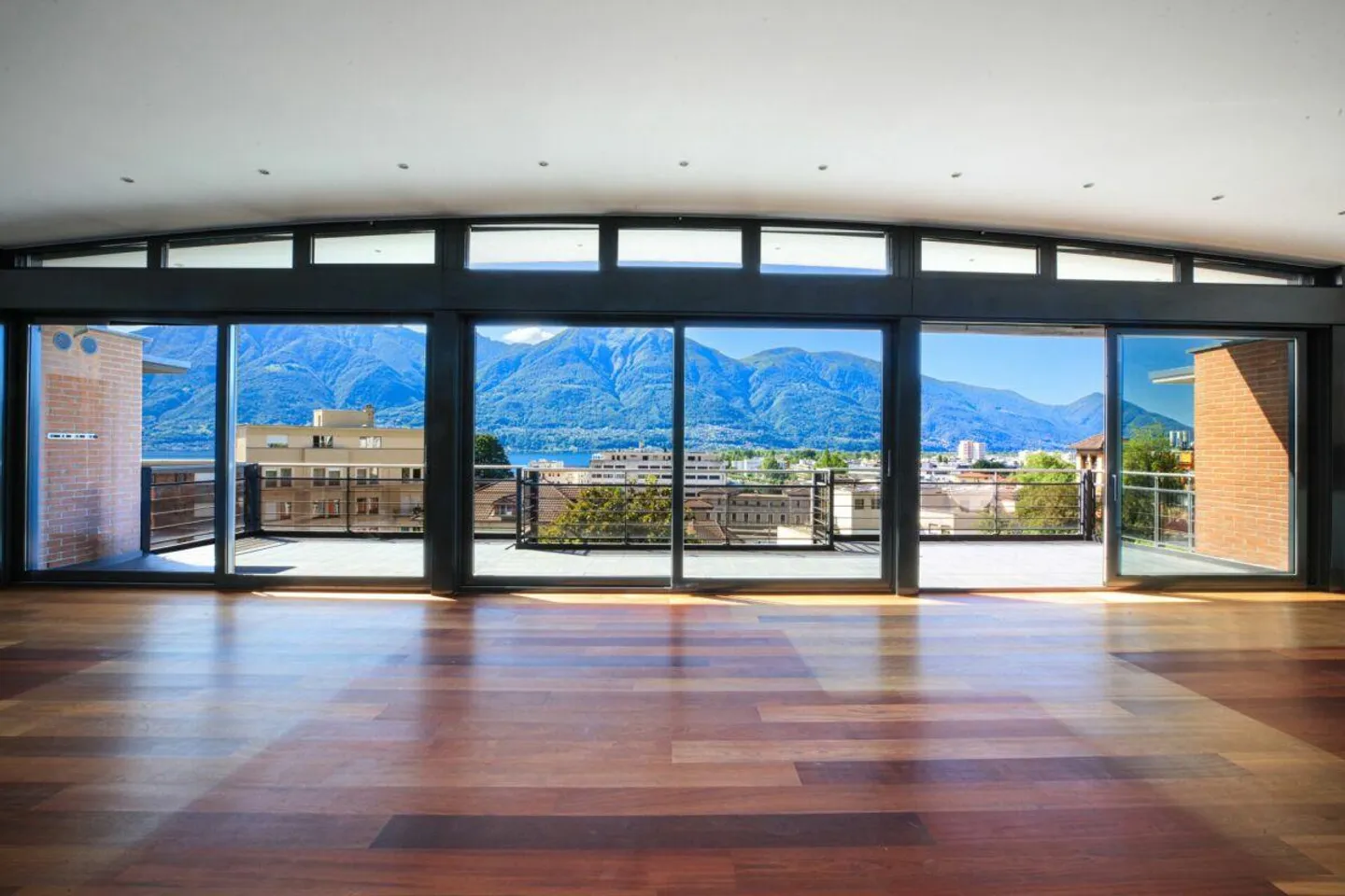 MURALTO - Attico spazioso con vista sul Lago Maggiore - Foto 1 di 30