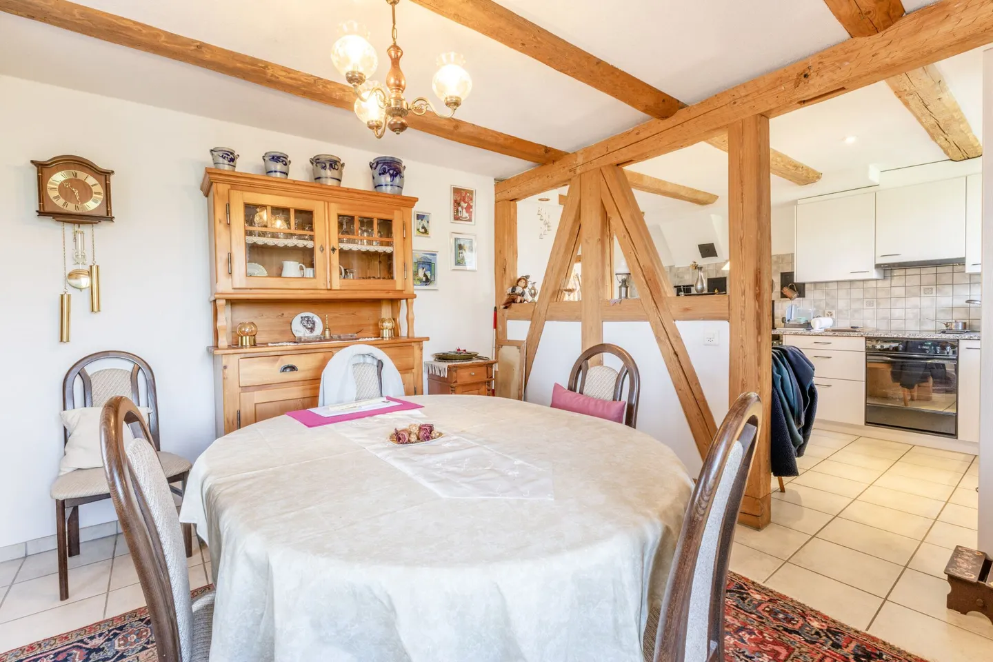 Freistehendes 7.5-Zimmer-Bauernhaus mit grosser Scheune, Garage und herrlichem Weitblick über die Felder - Foto 6 di 24