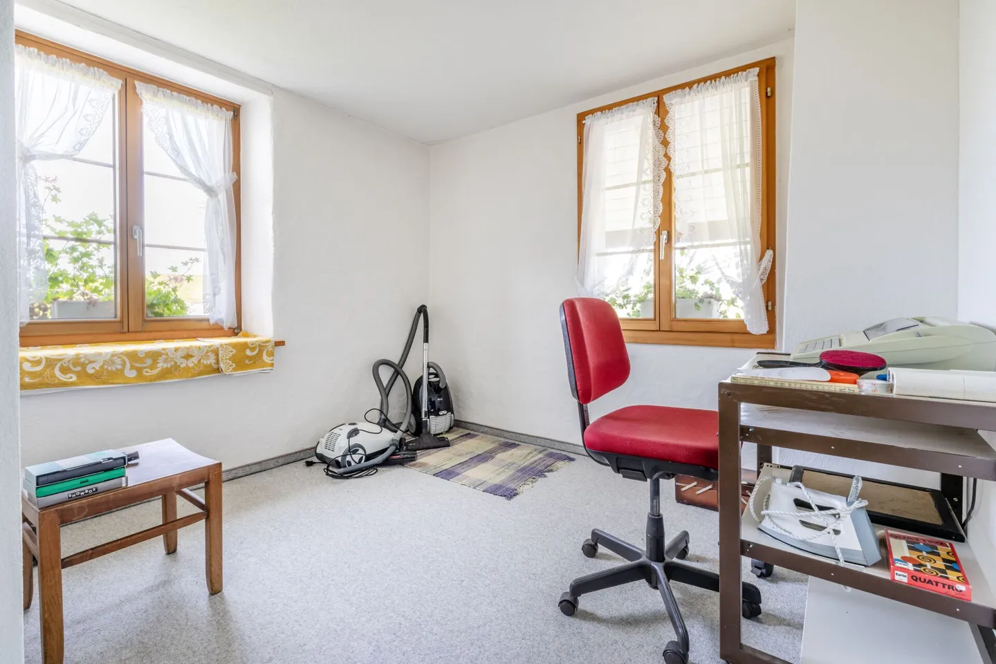 Freistehendes 7.5-Zimmer-Bauernhaus mit grosser Scheune, Garage und herrlichem Weitblick über die Felder - Foto 10 di 24