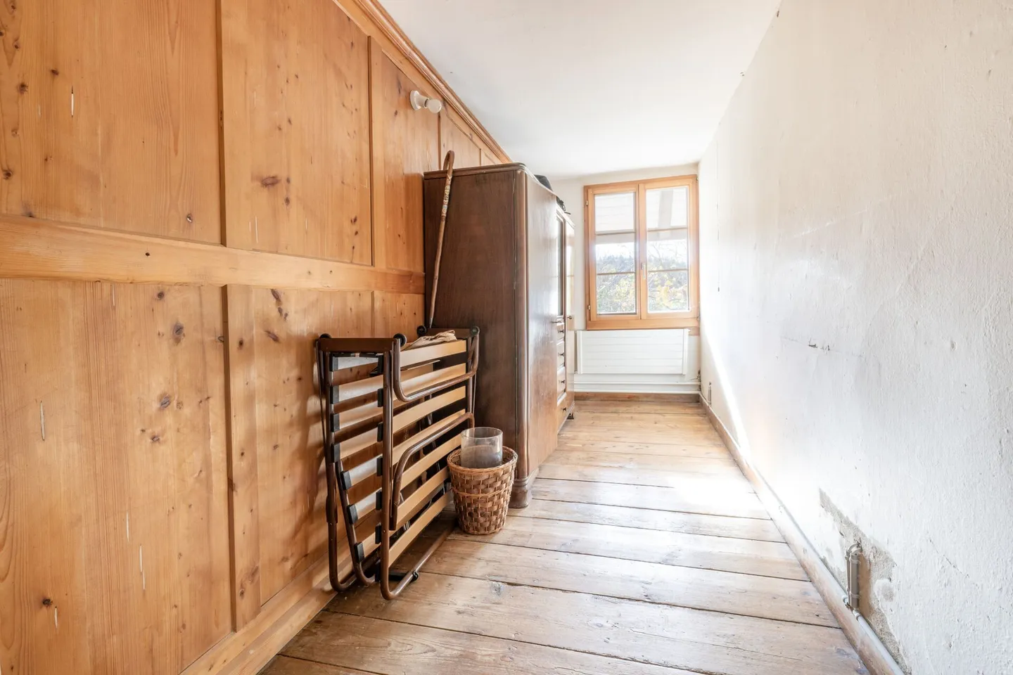 Freistehendes 7.5-Zimmer-Bauernhaus mit grosser Scheune, Garage und herrlichem Weitblick über die Felder - Foto 11 di 24