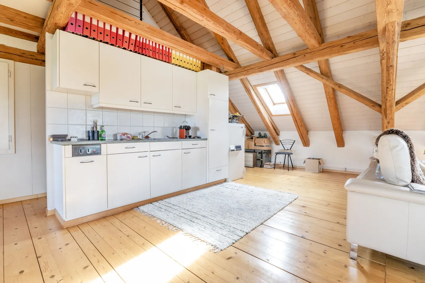 Freistehendes 7.5-Zimmer-Bauernhaus mit grosser Scheune, Garage und herrlichem Weitblick über die Felder - Foto 14 di 24