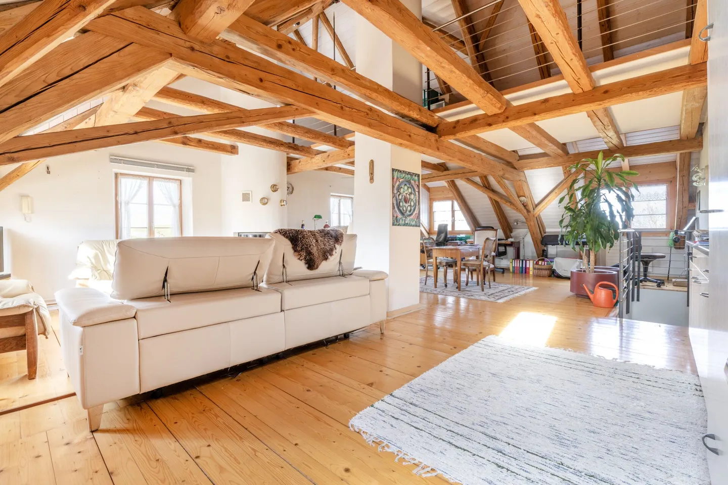 Freistehendes 7.5-Zimmer-Bauernhaus mit grosser Scheune, Garage und herrlichem Weitblick über die Felder - Foto 15 di 24