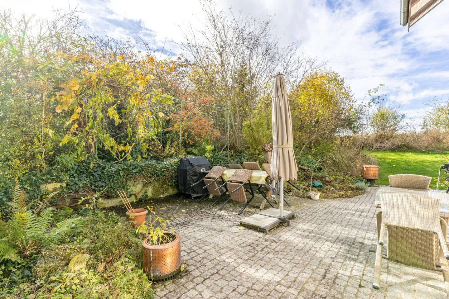 Freistehendes 7.5-Zimmer-Bauernhaus mit grosser Scheune, Garage und herrlichem Weitblick über die Felder - Foto 23 di 24