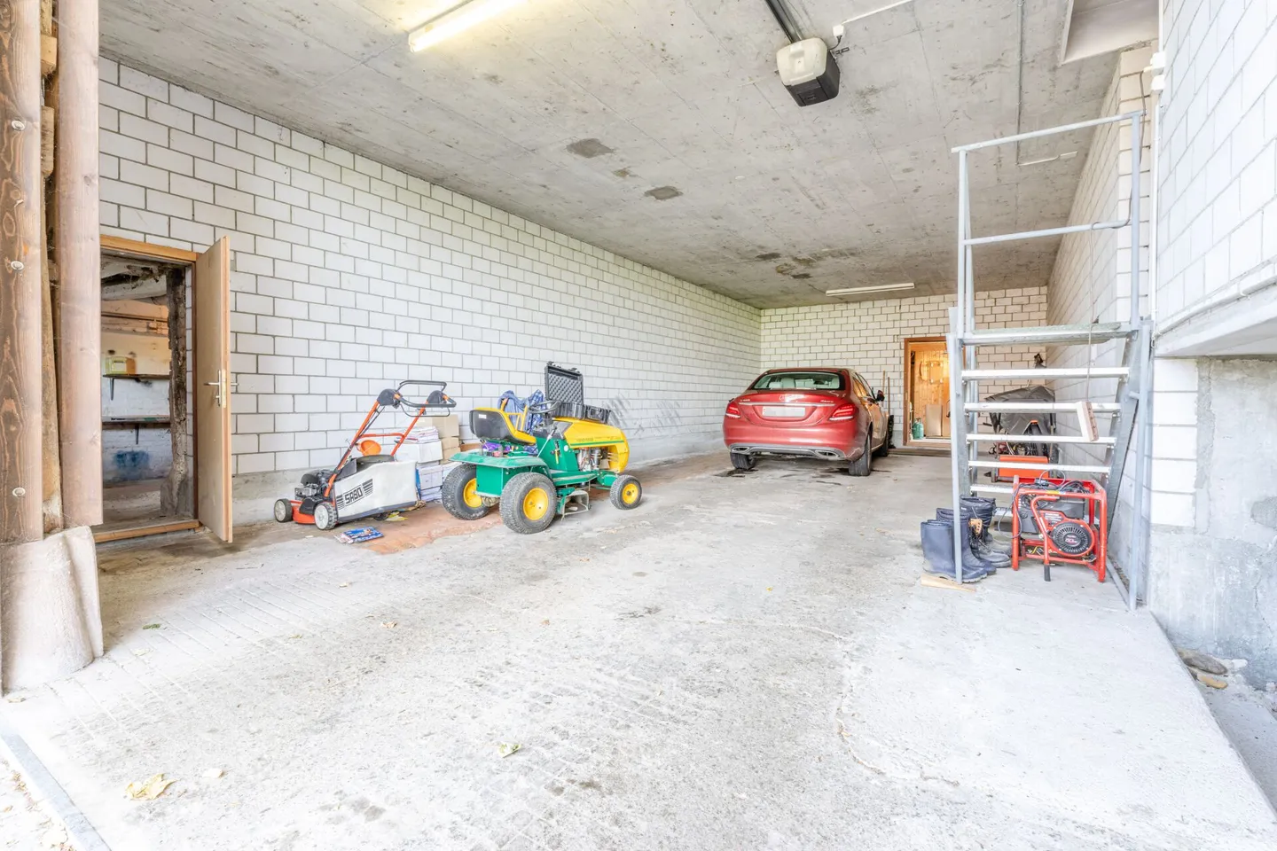 Freistehendes 7.5-Zimmer-Bauernhaus mit grosser Scheune, Garage und herrlichem Weitblick über die Felder - Foto 20 di 24