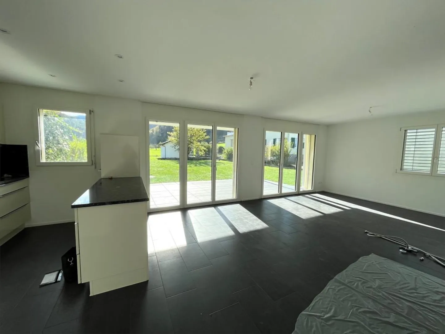 Grosszügige moderne Wohnung mit Garten - Foto 3 von 8