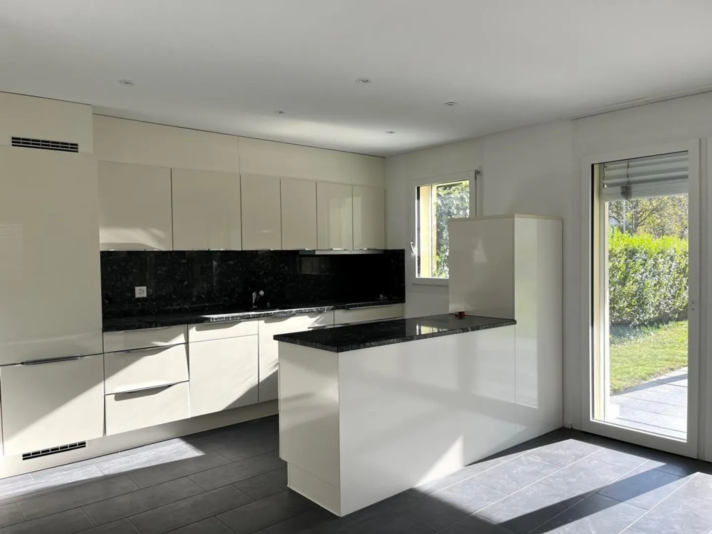 Grosszügige moderne Wohnung mit Garten - Foto 4 von 8