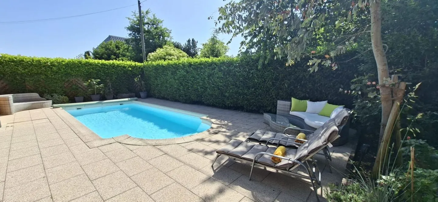 Sustainable 7.5-room single-family house with photovoltaic system, pool, sauna & fitness - Photo 1 of 22