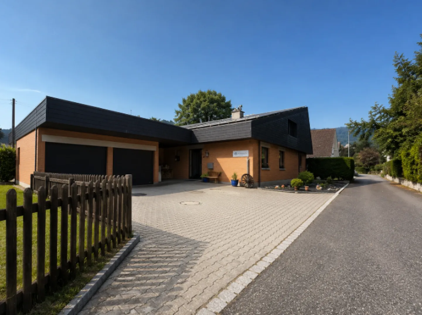 Sustainable 7.5-room single-family house with photovoltaic system, pool, sauna & fitness - Photo 2 of 22