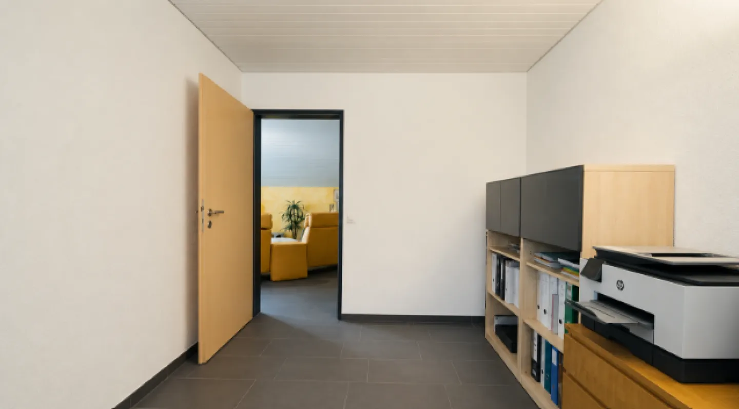 Sustainable 7.5-room single-family house with photovoltaic system, pool, sauna & fitness - Photo 11 of 22