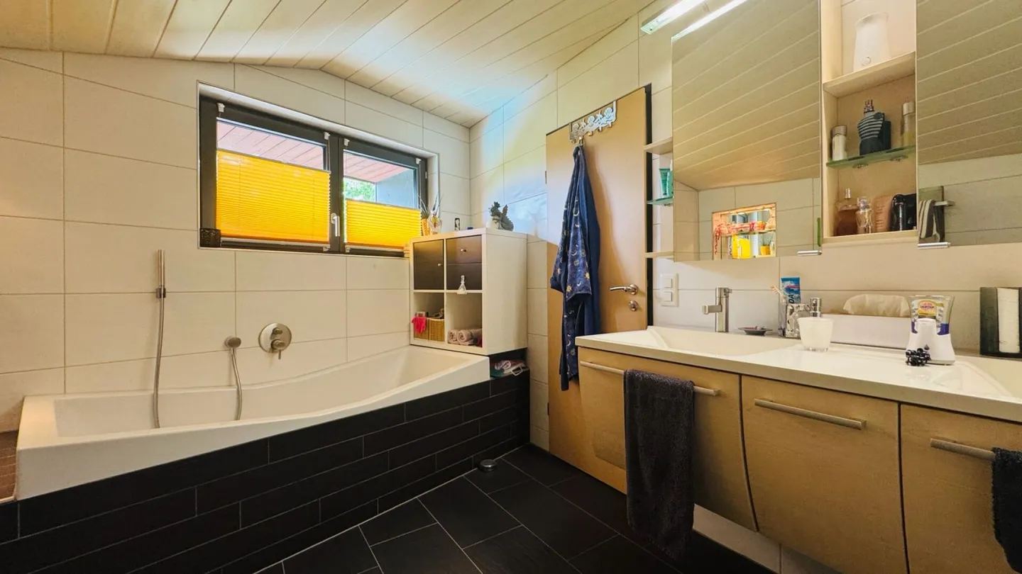 Sustainable 7.5-room single-family house with photovoltaic system, pool, sauna & fitness - Photo 16 of 22