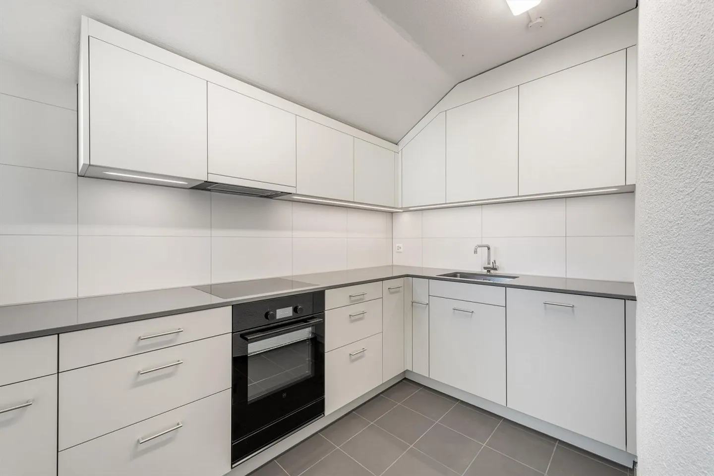 Appartamento mansardato luminoso con camino e balcone - 4.5 stanze appena ristrutturate... - Foto 2 di 11