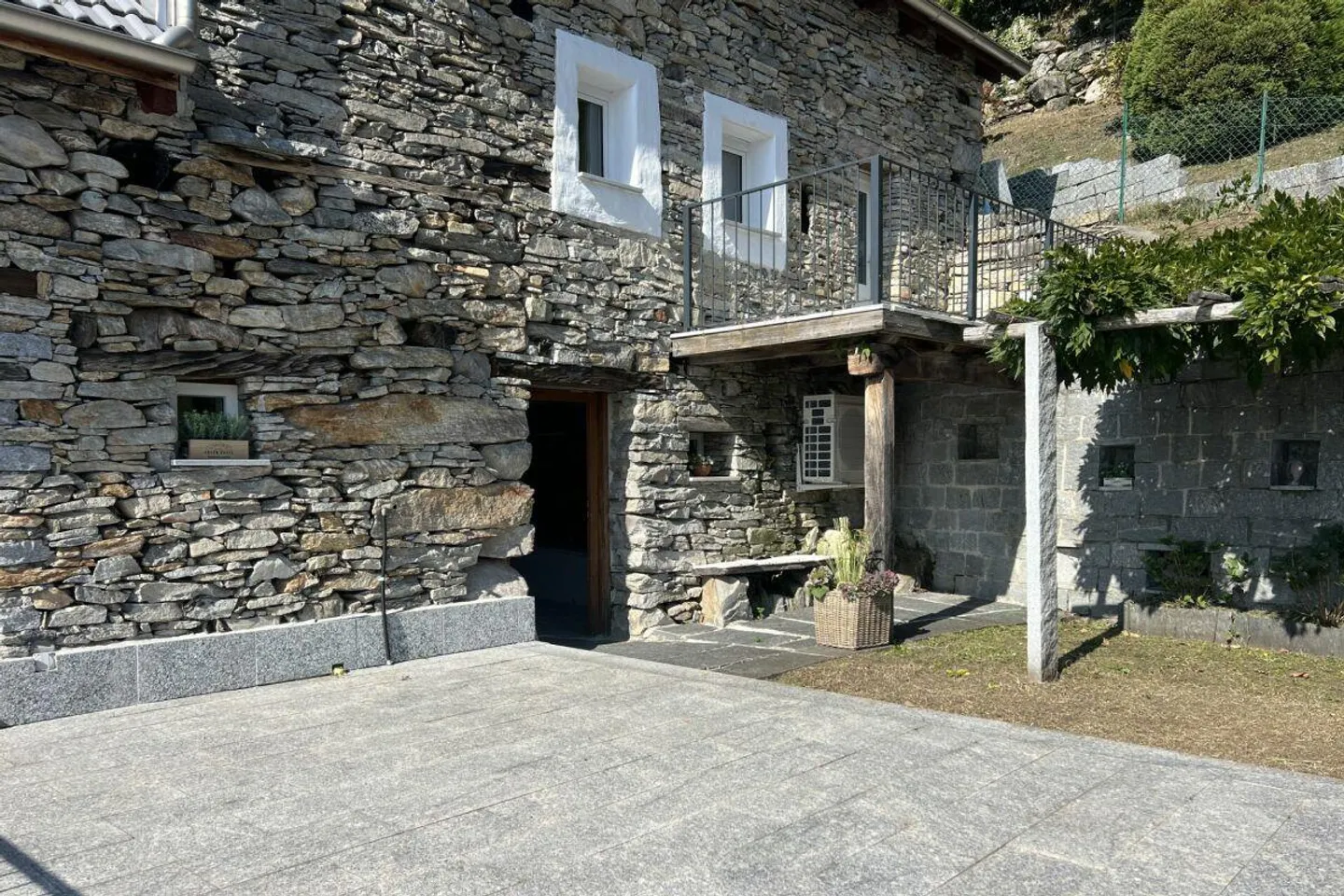 Casa in Pietra Ristrutturata con Grande Giardino e Terreno Edificabile Separato - Foto 6 di 30