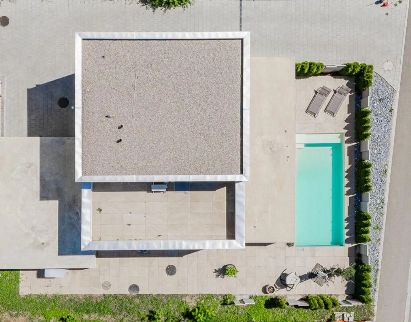 Design trifft Wohnkomfort - 5.5-Zimmer-Einfamilienhaus mit hochwertigem Ausbau und Aussenpool - Foto 2 von 18