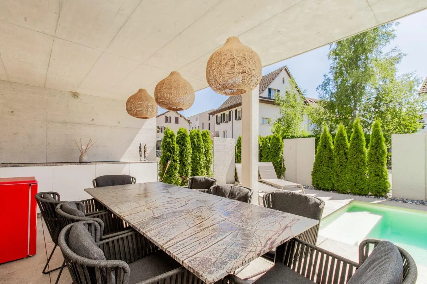 Design trifft Wohnkomfort - 5.5-Zimmer-Einfamilienhaus mit hochwertigem Ausbau und Aussenpool - Foto 6 von 18