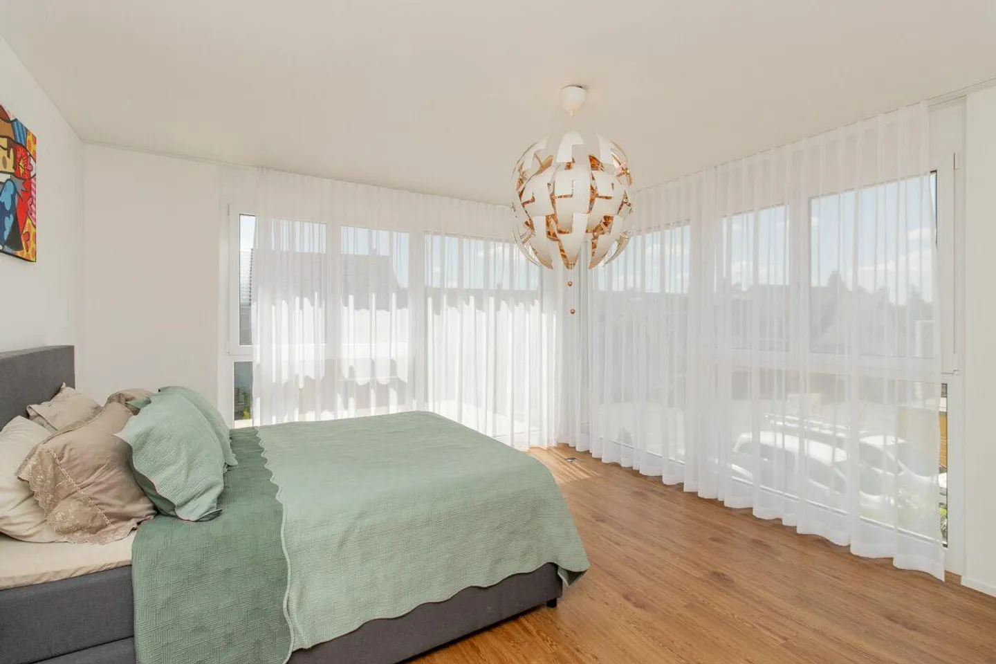 Design trifft Wohnkomfort - 5.5-Zimmer-Einfamilienhaus mit hochwertigem Ausbau und Aussenpool - Foto 14 von 18