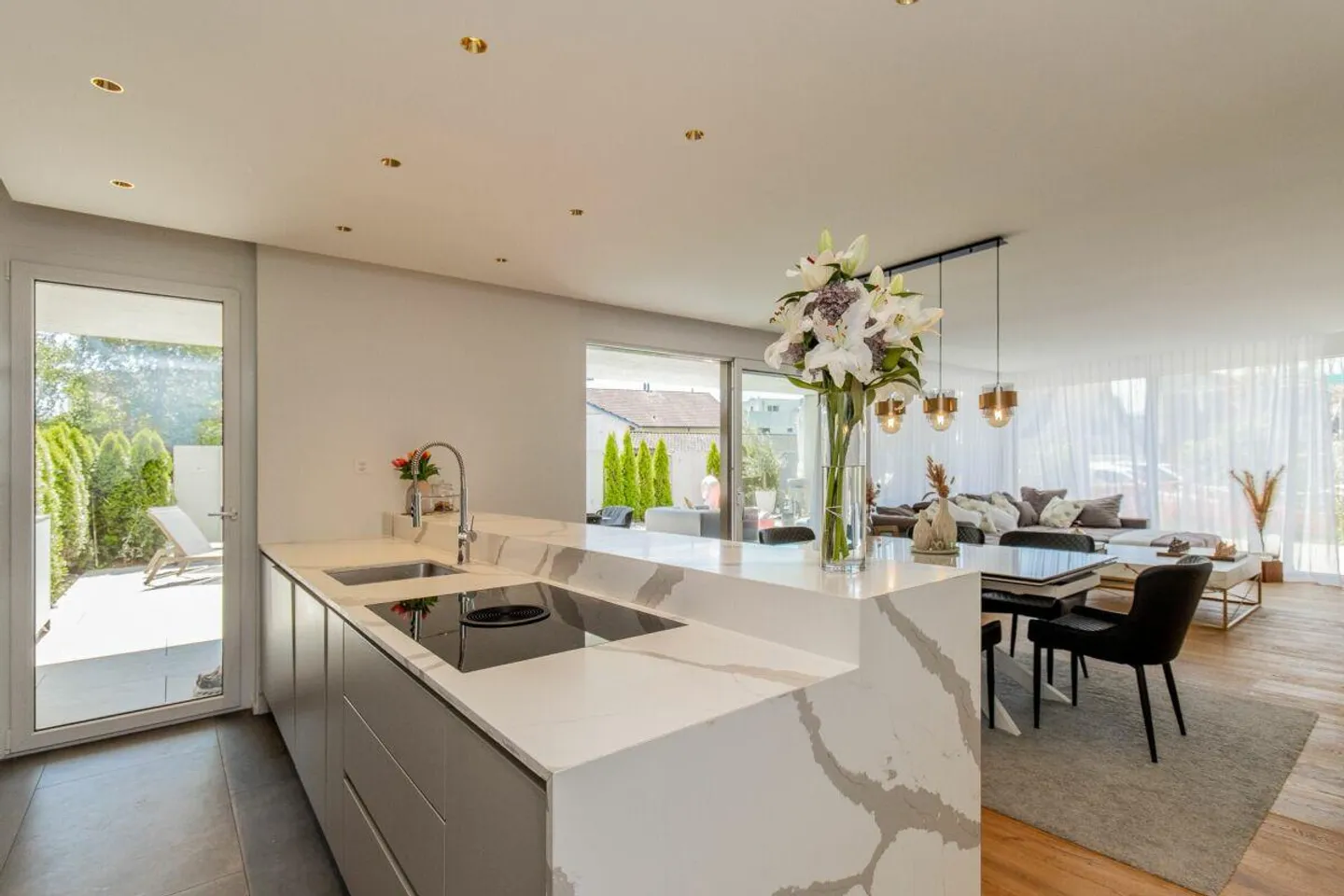 Design trifft Wohnkomfort - 5.5-Zimmer-Einfamilienhaus mit hochwertigem Ausbau und Aussenpool - Foto 9 von 18