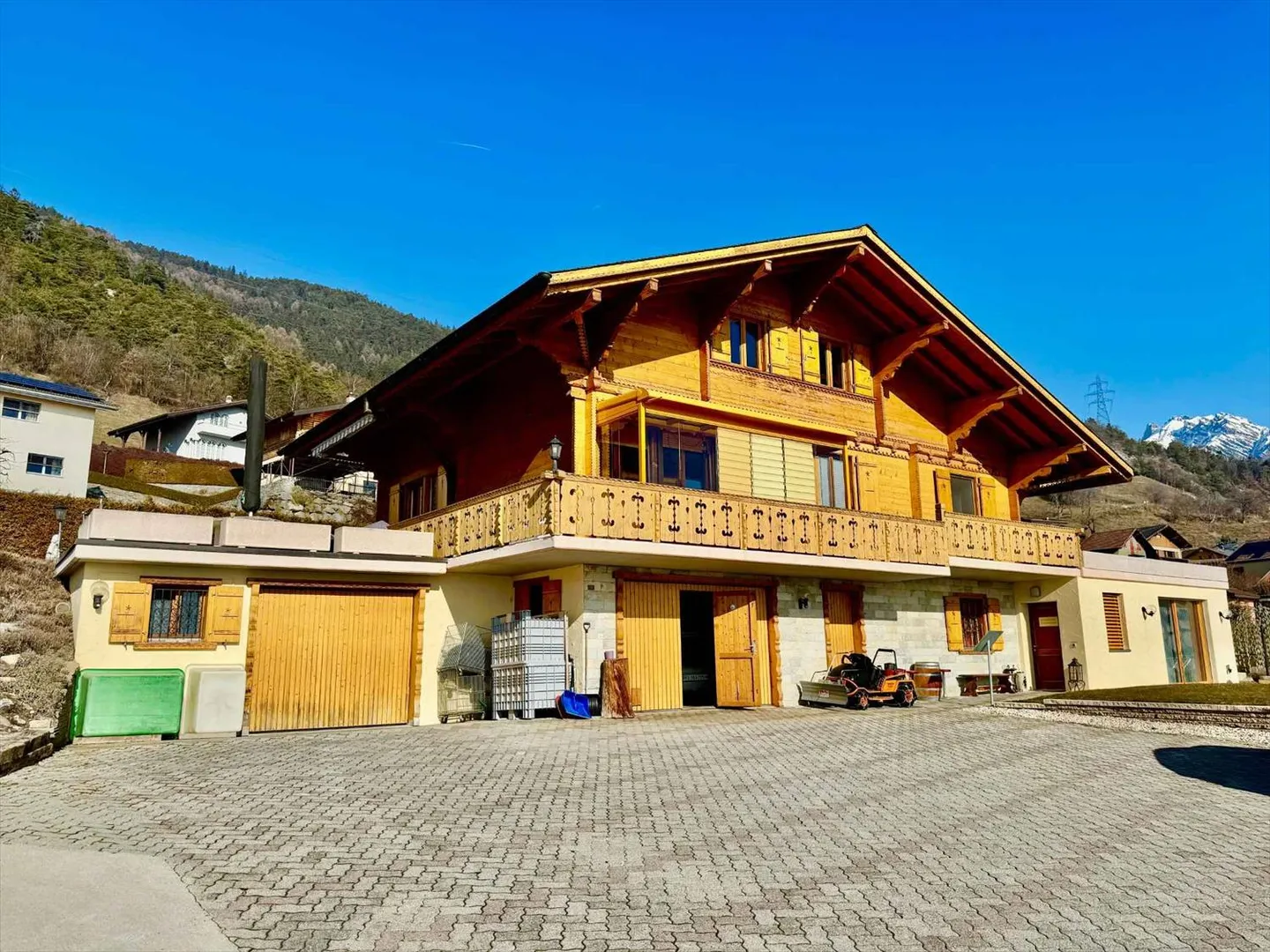 Stunning 6.5-room house - on the Coteau du Soleil - Photo 2 of 12