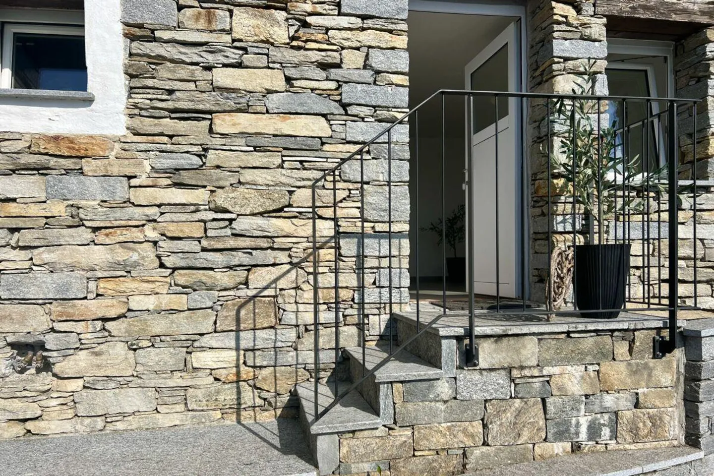 Casa in Pietra Ristrutturata con Grande Giardino e Terreno Edificabile Separato - Foto 27 di 30