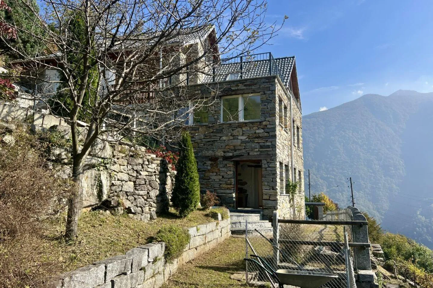 Casa in Pietra Ristrutturata con Grande Giardino e Terreno Edificabile Separato - Foto 25 di 30