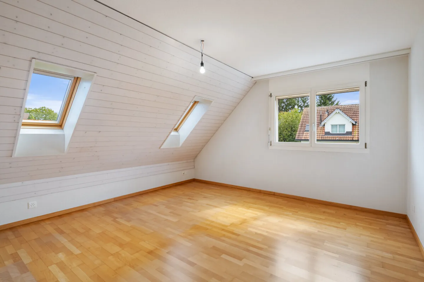 Zürich: Maisonette apartment with balcony and view of greenery - Photo 2 of 6
